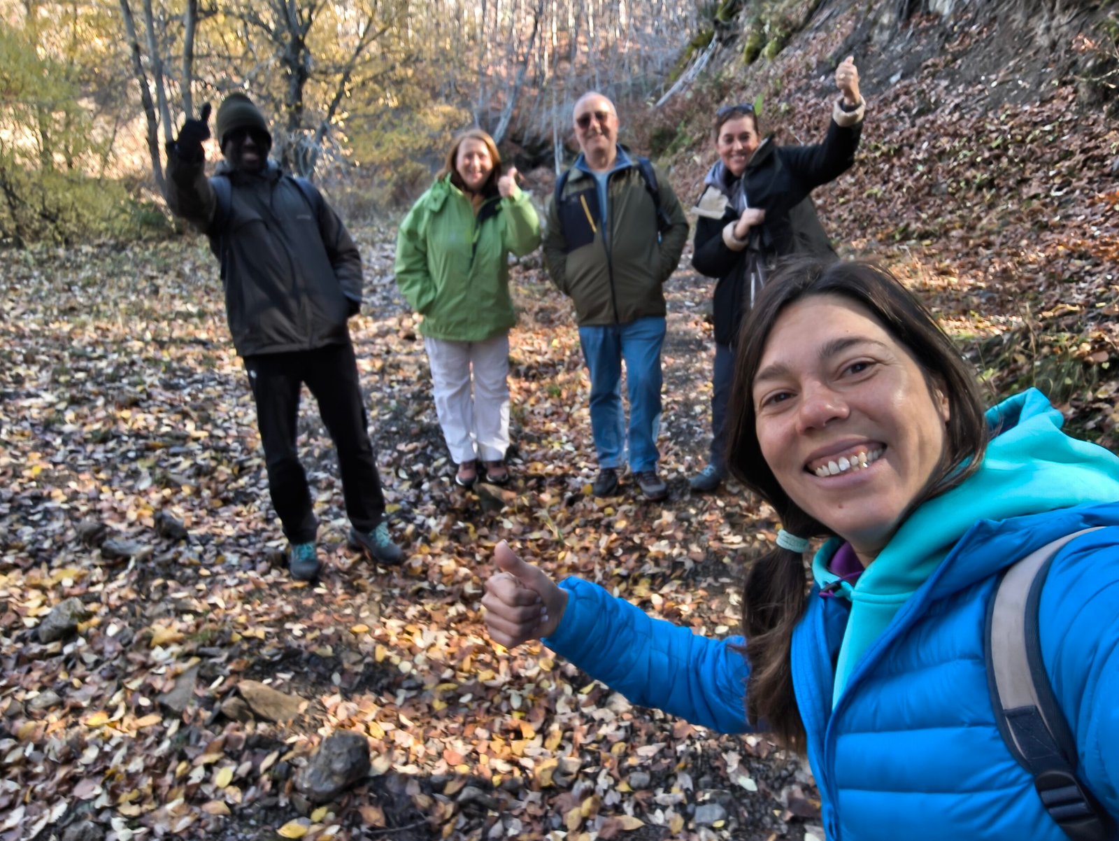 Delia acompañando al grupo de familias en el bosque del Pirineo