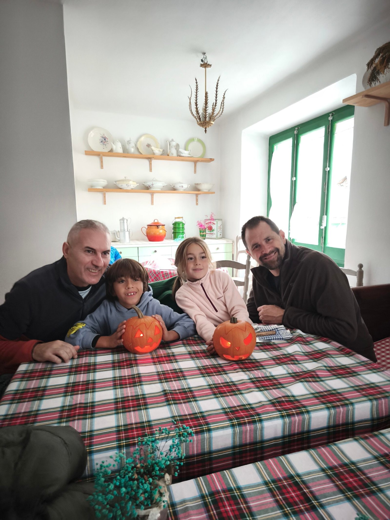 Familia tallando calabazas de Halloween en el Pirineo