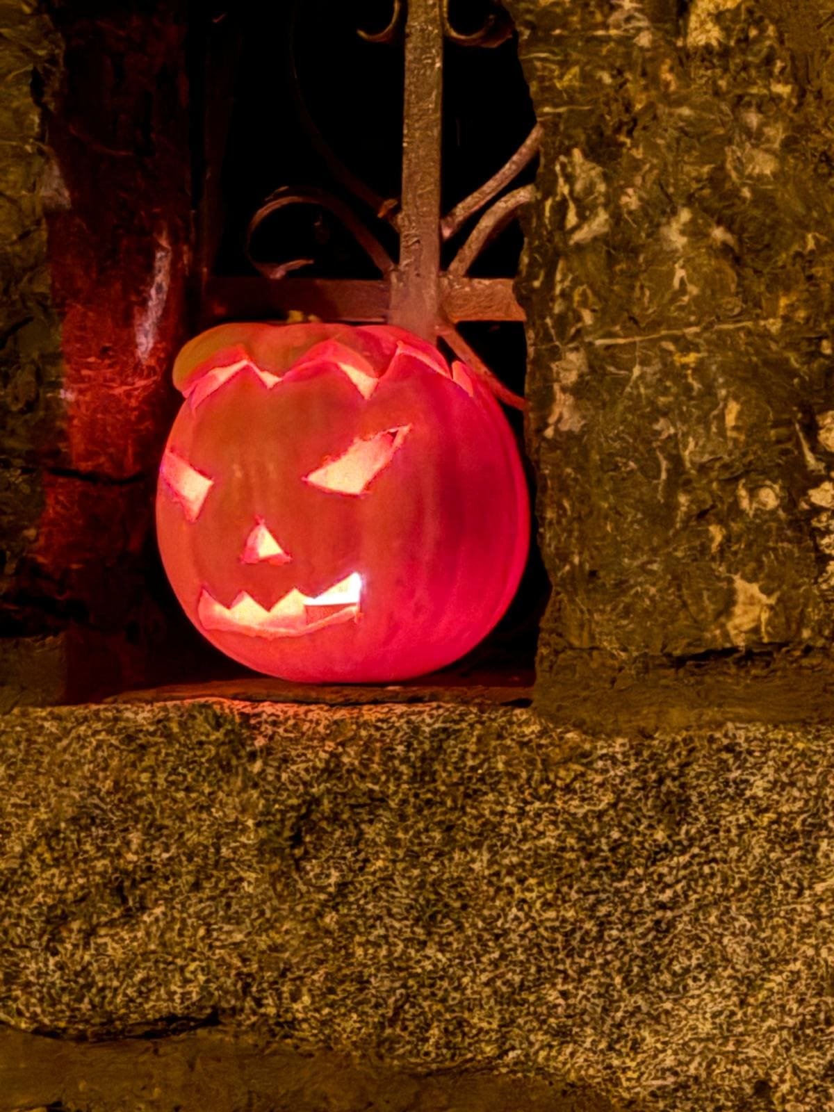 Niños tallando calabazas en el Pirineo