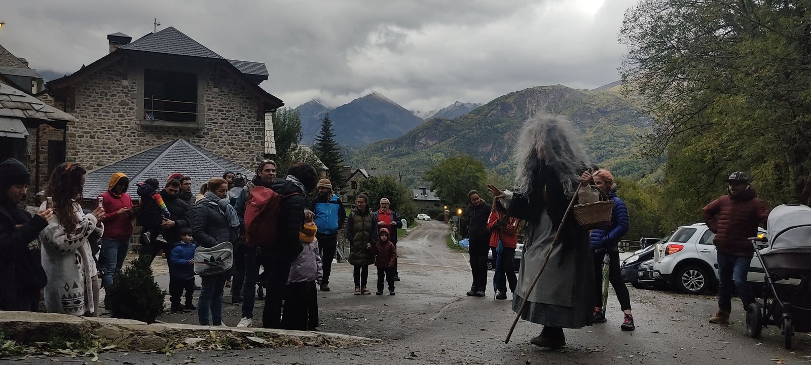 Pirineo con niños en Halloween, taller de farolillos