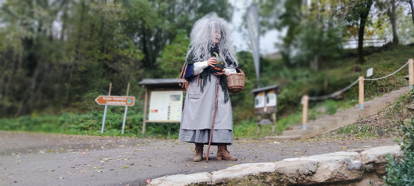 Niños en el bosque del Pirineo en Halloween